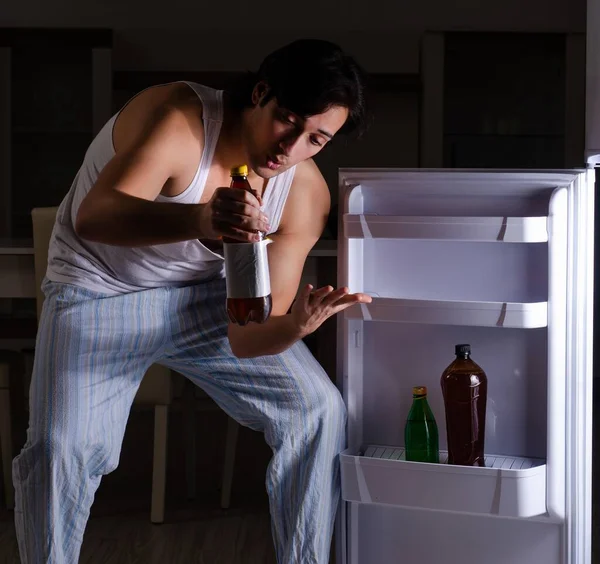 Geceleri Buzdolabının Yanında Diyet Yapmayan Adam — Stok fotoğraf