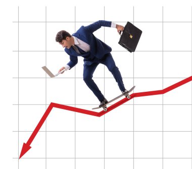 Finans grafiğinde kaykaya binen işadamı