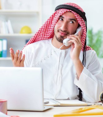 Arap mühendis yeni proje üzerinde çalışıyor