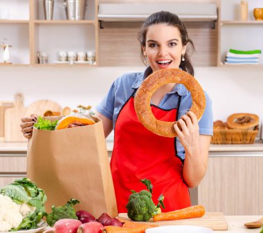 Mutfakta sebzeli genç kadın.