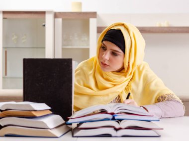 Sınavlara hazırlanan tesettürlü kız öğrenci.