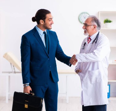 Doktor ve iş adamı tıbbi projeyi tartışıyor