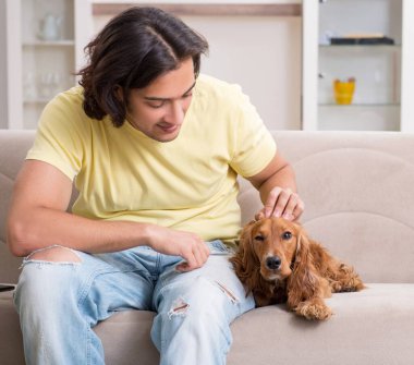 Cocker spaniel köpeği olan genç adam.