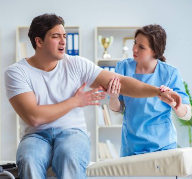 Hasta doktorla birlikte rehabilitasyon tedavisi görüyor.