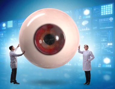 Doktor dev gözü tıbbi konseptte inceliyor.