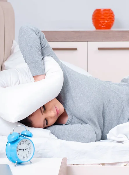 時間管理の概念でベッドの上に横たわっ若い女性 — ストック写真