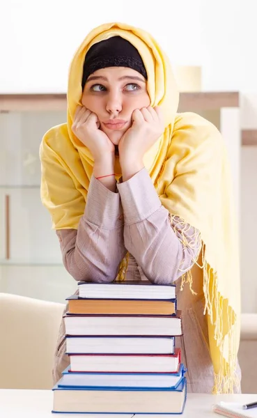 Die Studentin Hidschab Bereitet Sich Auf Prüfungen Vor — Stockfoto