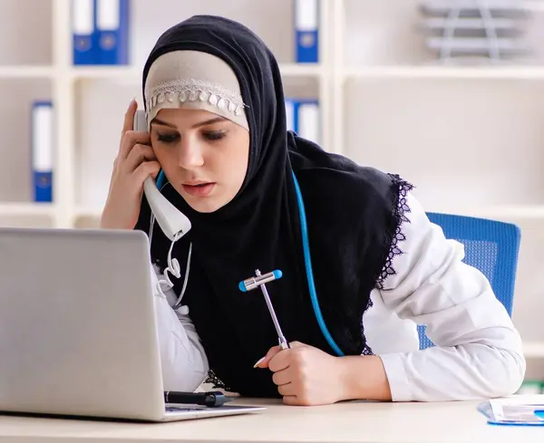 Jovem Médico Hijab Trabalhando Clínica — Fotografia de Stock