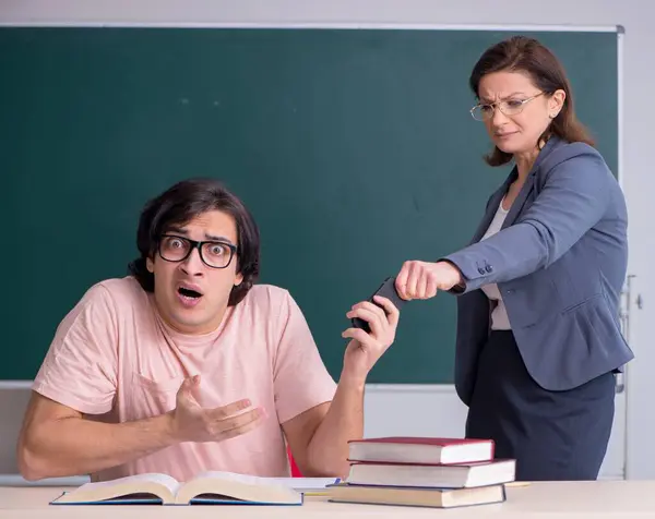 Die Alte Lehrerin Und Der Männliche Schüler Klassenzimmer — Stockfoto