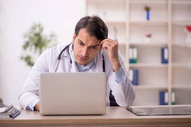 Teletıp konseptinde genç doktor