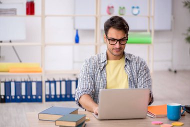 Salgın sırasında evden çalışan genç bir serbest çalışan.