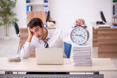 Zaman yönetimi konseptinde genç işadamı