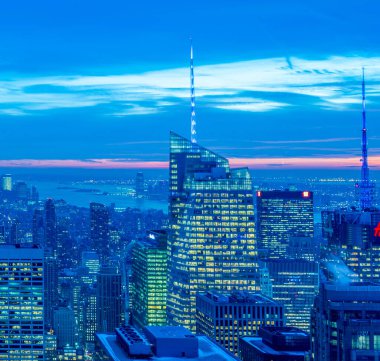 New York - 20 Aralık 2013: Aşağı Manhattan 'ın 20 Aralık' ta New York, ABD 'de görülmesi. New York 'ta en iyi gece manzarası var.