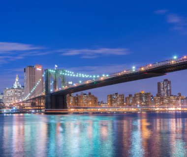 Manhattan ve Brooklyn Köprüsü 'nün gece manzarası