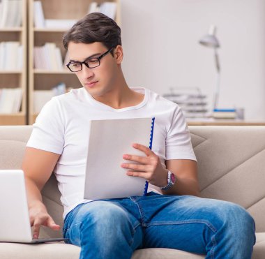 Kanepede oturan adam.