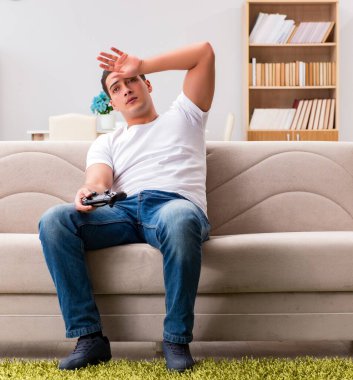 Bilgisayar oyunlarına bağımlı olan adam.