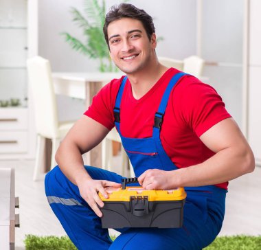 Profesyonel tamir mühendisi bozuk televizyonu tamir ediyor.