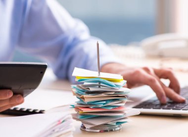 Bütçe planlama konseptinde çalışan genç bir erkek.