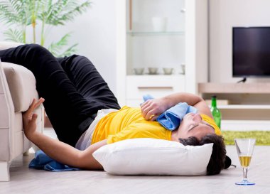 Ev partisinden sonra evi dağıtan adam.