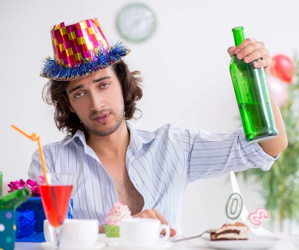 Der Junge Mann Feiert Seinen Geburtstag Hause — Stockfoto