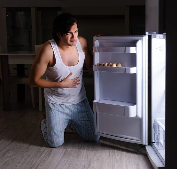 Mannen Bryta Diet Natten Nära Kylskåpet — Stockfoto