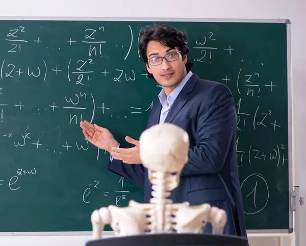 Jonge Mannelijke Wiskunde Leraar Student Skelet — Stockfoto