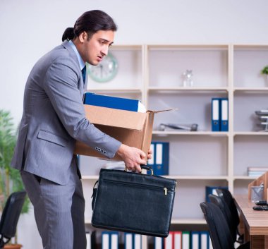 Genç erkek çalışan işinden kovuldu.