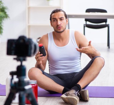 Diyet konseptinde genç blogcu