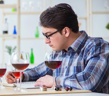 Profesyonel şarap garsonu kırmızı şarap tadıyor.
