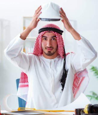 Arap mühendis yeni proje üzerinde çalışıyor