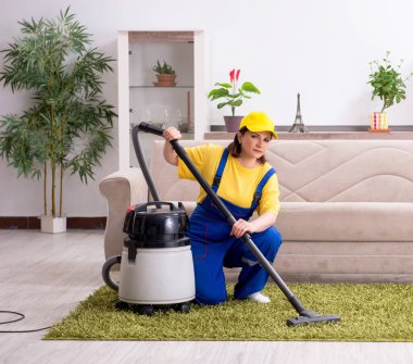 Ev işi yapan yaşlı kadın müteahhit.