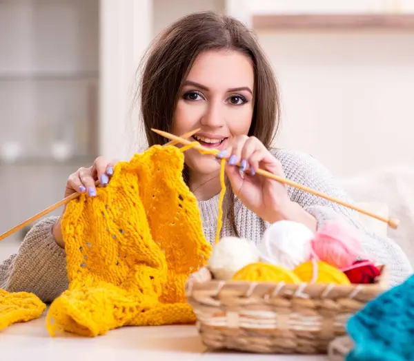 Young Beautiful Woman Knitting Home — Stock Photo, Image