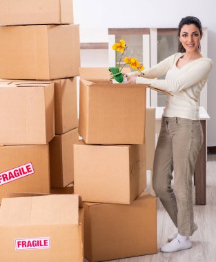 Yeni daireye taşınan genç kadın.