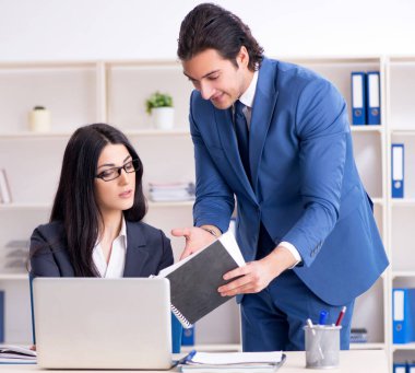 Ofiste çalışan iki çalışan.