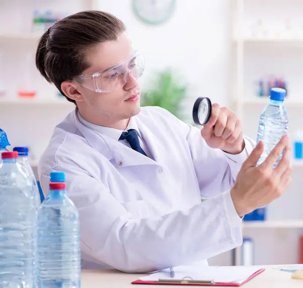 Jonge Mannelijke Chemicus Experimenteert Het Lab — Stockfoto