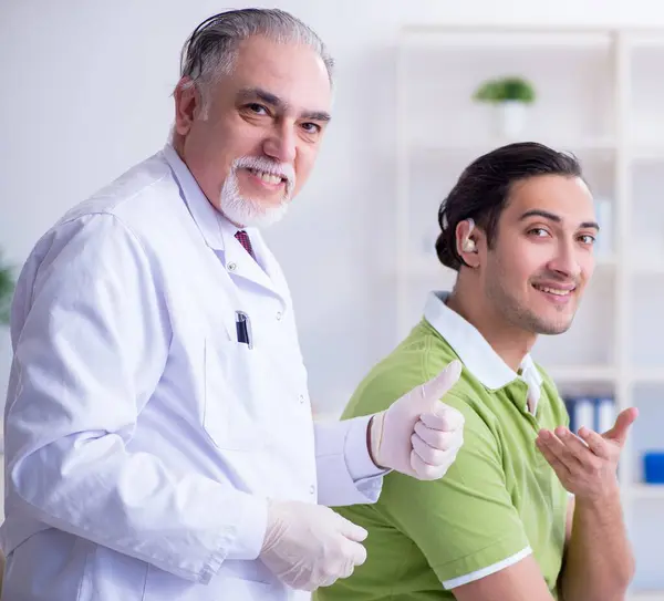 Pasien Pria Dengan Masalah Pendengaran Mengunjungi Dokter Otorhinolaringologist — Stok Foto