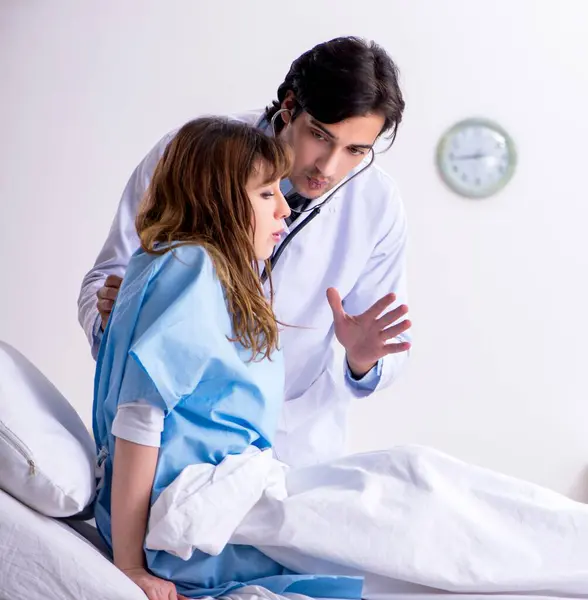 Médico Masculino Visitando Paciente Femenina Sala — Foto de Stock