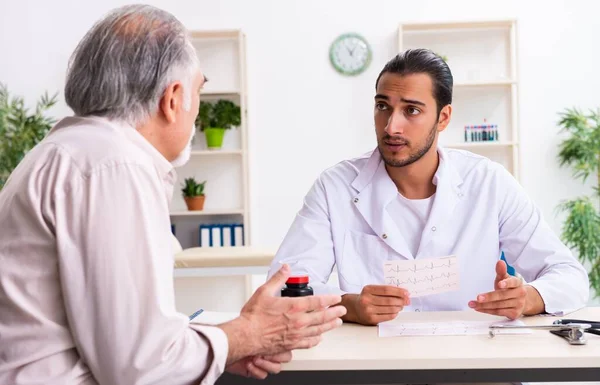 Old Man Visiting Young Doctor Cardiologist — Stock Photo, Image