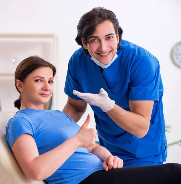Woman Visiting Male Doctor Plastic Surgery — Stock Photo, Image