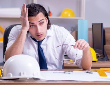 Ofiste çalışan genç erkek mimar.