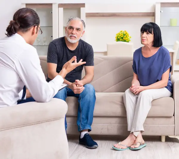 Old Couple Visiting Psychiatrist Doctor — Stock Photo, Image