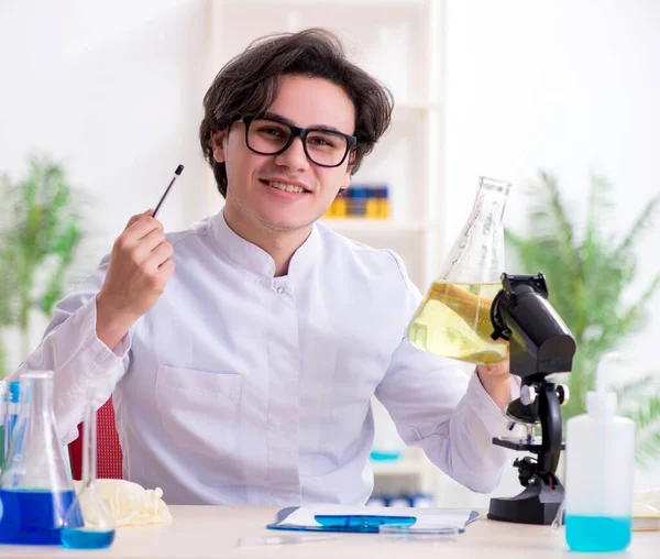Young Male Biochemist Working Lab — Stock Photo, Image
