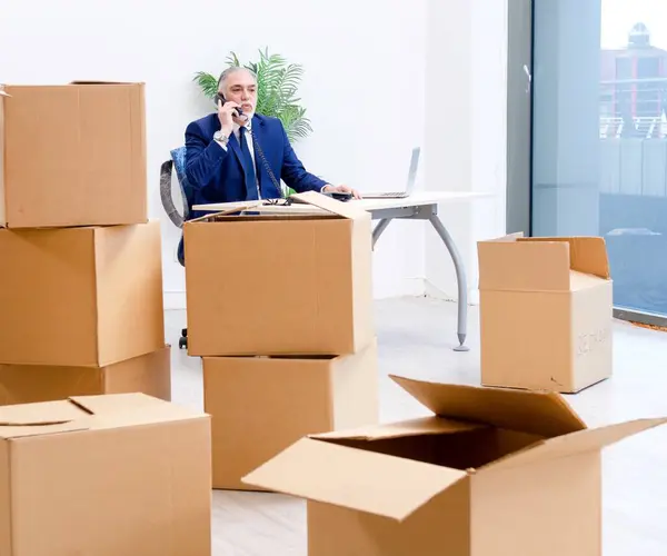 Aged Businessman Moving New Workplace — Stock Photo, Image