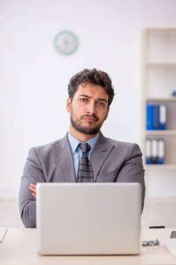 Genç bir çalışan ve ofiste çok fazla iş var.