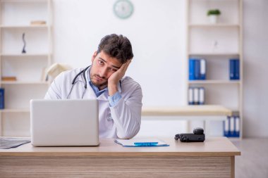 Hastanede çalışan genç bir doktor.