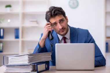 Ofiste çalışan genç bir çalışan.