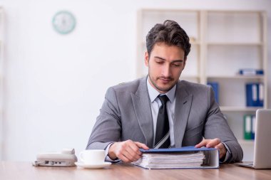 Ofiste çalışan genç bir çalışan.