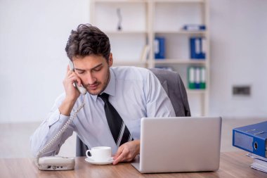 Molada kahve içen genç bir çalışan.