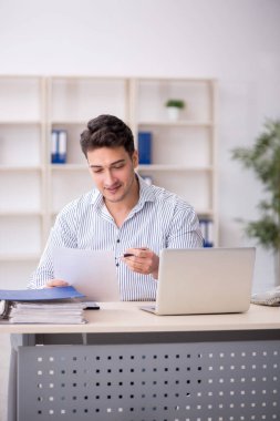 İş yerinde çalışan genç bir çalışan.