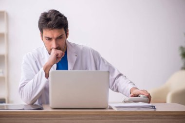 Teletıp konseptinde genç doktor